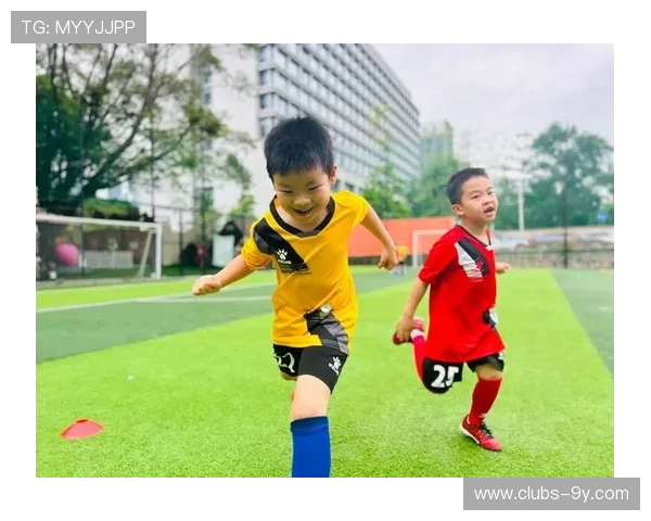 女子踢业余足球的挑战与成长：从入门到竞技场的心路历程